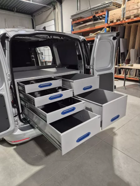 Bodemladesysteem voor bedrijfswagens in Oosterzele